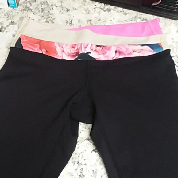 Lululemon floral print on solid black leggings - Picture 5 of 8
